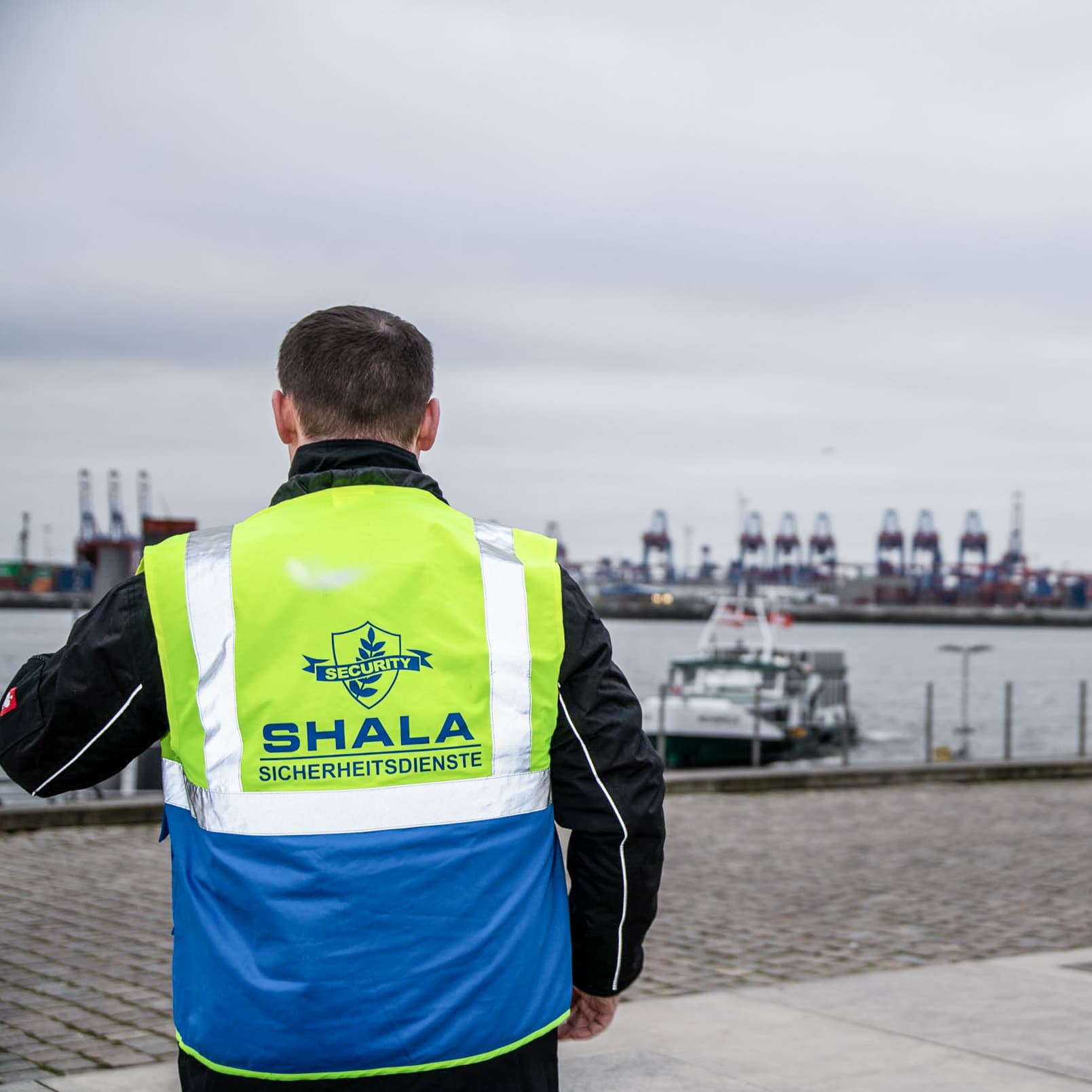 SHALA Sicherheitsmitarbeiter mit Blick über den Hamburger Hafen