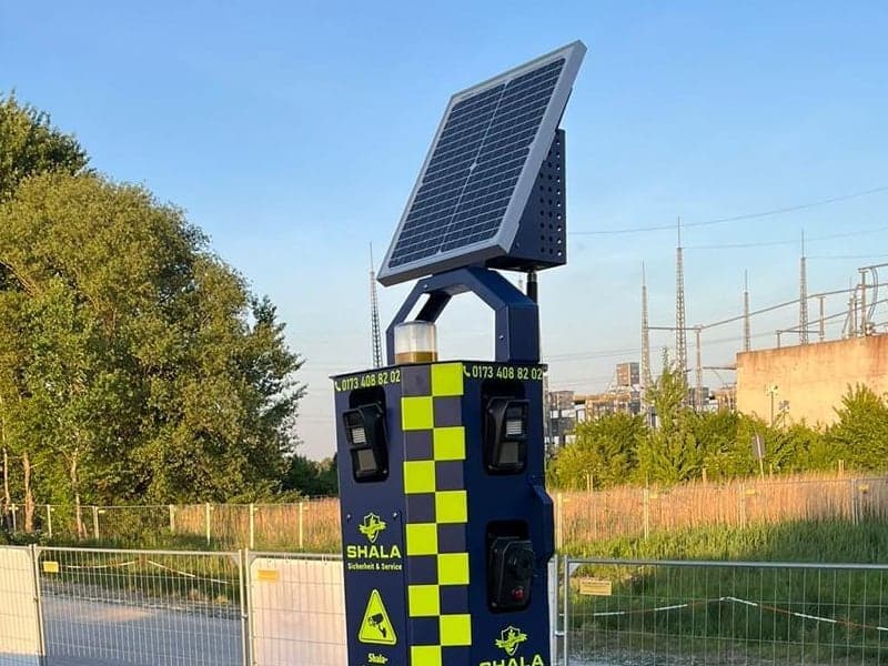 SHALA Sicherheitstechnik im Detail: Kameras, Signalleuchte und Solarpanel eines mobilen Überwachungsturms