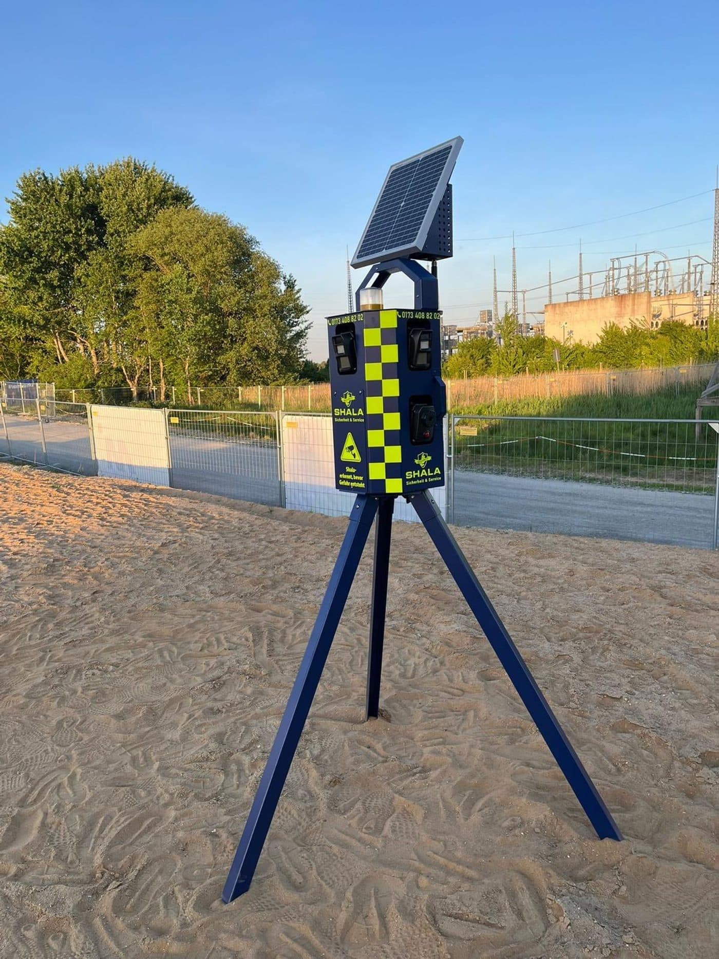 Mobiler SHALA Überwachungsturm mit Solarpanel und Kameras im Außeneinsatz