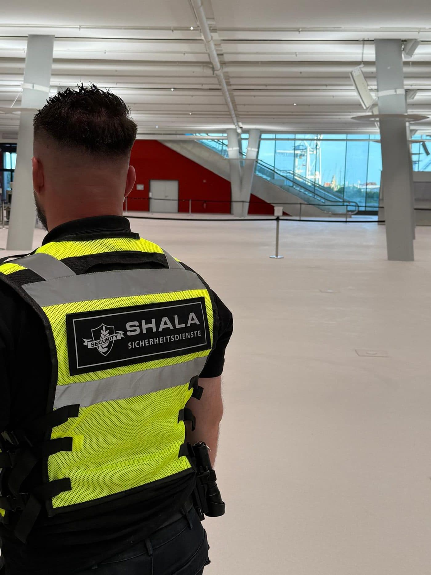 SHALA Sicherheitsmitarbeiter im Einsatz in einem Veranstaltungsgebäude